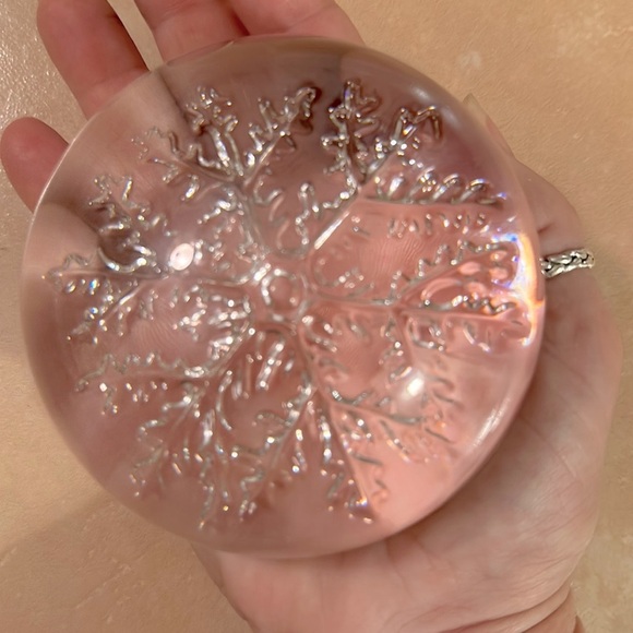 Avon Vintage Glass SNOWFLAKE Paperweight - Picture 3 of 6